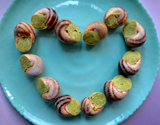 Escargots à la Bourguignonne serviți cu unt aromatizat
